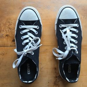 Women’s 7 Converse Chuck Taylor All-Stars.